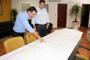 Capa do site - Prefeito e o secretário Vinicius Camba avaliam serviços de limpeza dos rios e canais