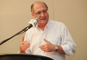 Governador Geraldo Alckmin durante assinatura de autorizo para assinatura de protocolo de intenções entre a Secretaria de Habitação e o Municipio de Osasco para o assneto de de 800 familia da comunidade Raios de Sol que estiveram presente na associação comercial de Osasco para prestigiarem o evento. 02.03.2013 Osasco/SP FOTO JOSà LUIS DA CONCEIÃÃO /A2 FOTOGRAFIA