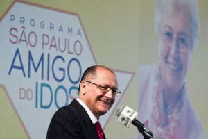 Governador Geraldo Alckmin assina projeto de lei a ser votado na camara dos deputados, que diz respeito a gratuidade dos idosos em onibus intermunicipais no estado de Sao Paulo