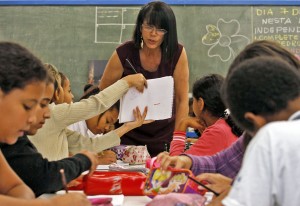 Educação realiza no domingo 41 mil provas de aumento salarial por mérito para professores