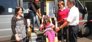 Em Sumaré, alunos da APAE agradecem a implantação do transporte porta a porta