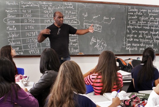Educação convoca 2 mil educadores para atuarem no regime integral de ensino em 2014