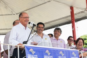 Entrega de ônibus em Roseiras.