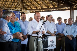 Alckmin entrega 61 viaturas da Policia Cívil em Campina de Monte Alegre.