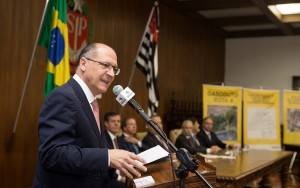 O Governador do Estado de São Paulo, Dr. Geraldo Alckmin, esteve presente no evento de Sanção do PL que autoriza a criação de SPE's da CESP + Apresentação do projeto do gasoduto ROTA 04 - pelas empresas SHEL/CONGÁS/RAIZEN + Autorizo para o lançamento pela EMAE do edital de chamamento de propostas de empresas para a implantação de termoelétrica em áreas da EMAE ao lado da Usina Piratininga + Autorizo para implantação do "Programa de Geração Distribuída de Energia Elétrica e Térmica" no Complexo Hospitalar das Clínicas  Data: 07/07/2015. Local: São Paulo/SP. Foto: Ciete Silvério/A2img.