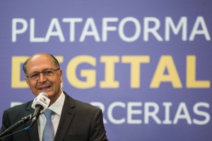 O Governador do estado de São Paulo, Dr. Geraldo Alckmin lançou a plataforma digital de parcerias, assinou o Decreto que regrará procedimentos de apresentação de projetos pela iniciativa Privada à Administração Pública Estadual e também assinou o memorando de entendimento entre o BID e o Governo do Estado de SP para fomento às iniciativas de PPPs e concessões no salão dos despachos no Palácio dos Bandeirantes.  São Paulo, 21/07/2015. Foto: Eduardo Saraiva/A2IMG