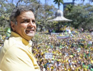 BELO HORIZONTE, MG, 16.08.2015: PROTESTOS-DILMA  O senador Aécio Neves comparece a manifestação na praça da Liberdade em Belo Horizonte (MG) em favor do impeachment da presidente Dilma Rousseff e PT (Foto:  Uarlen Valerio/O Tempo/Folhapress)