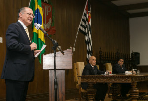 O governador do estado de São Paulo, participa da cerimônia de assinatura de convênios do "Programa Minha Terra" de regularização fundiária urbana e rural, realizada no Salão dos Despachos do Palácio dos Bandeirantes. Data: 09/09/2015. Local: São Paulo/SP.   Foto: Gilberto Marques/A2img