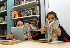 Alunos da rede estadual de ensino, recebem kits de livros do "Apoio nao Saber". DATA: 16/10/2013. LOCAL: SÃO PAULO/SP   FOTO: GILBERTO MARQUES/A2FOTOGRAFIA