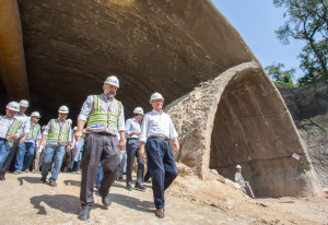 O Governador de São Paulo visitou as obras do Rodoanel Norte, na região do Jd.Antartica, zona norte de São Paulo. São Paulo 20/10/2015 - Foto: Eduardo Saraiva/A2IMG