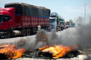 protesto_-caminhoneiros_brasilia_marcelo-camargo-abr-300x200