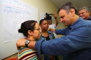 MAriana -08/11/2015- O Senador Aecio Neves visitou a cidade de Mariana e fez um sobrevoo nos distritos afetados pelo rompimento das barragens da MIneradora Samarco na manha deste domingo. NA foto o senador Aecio se encontra com familiares e vitimas da tragedia. Foto Emmanuel PInheiro