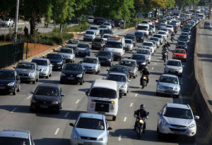 Movimento de Carros e motos no transito de São Paulo - LOCAL São Paulo 18.10.2012 foto: José Luis da Conceição